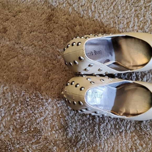 Nude High Heels with Gold Accents - Picture 13 of 16